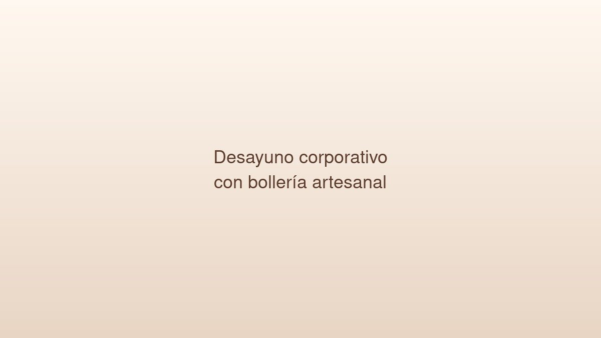 Bandejas de bollería artesanal preparadas para desayuno corporativo en oficina