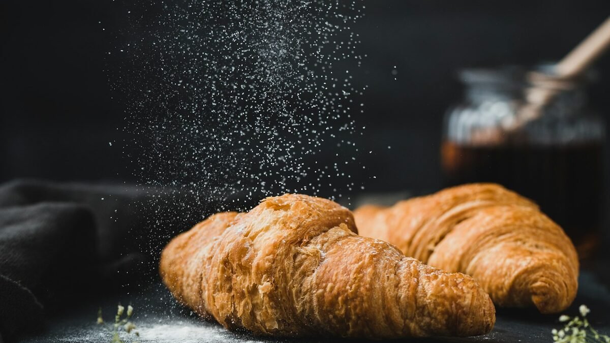 Escaparate de pastelería artesanal con tartas y bollería recién elaborada