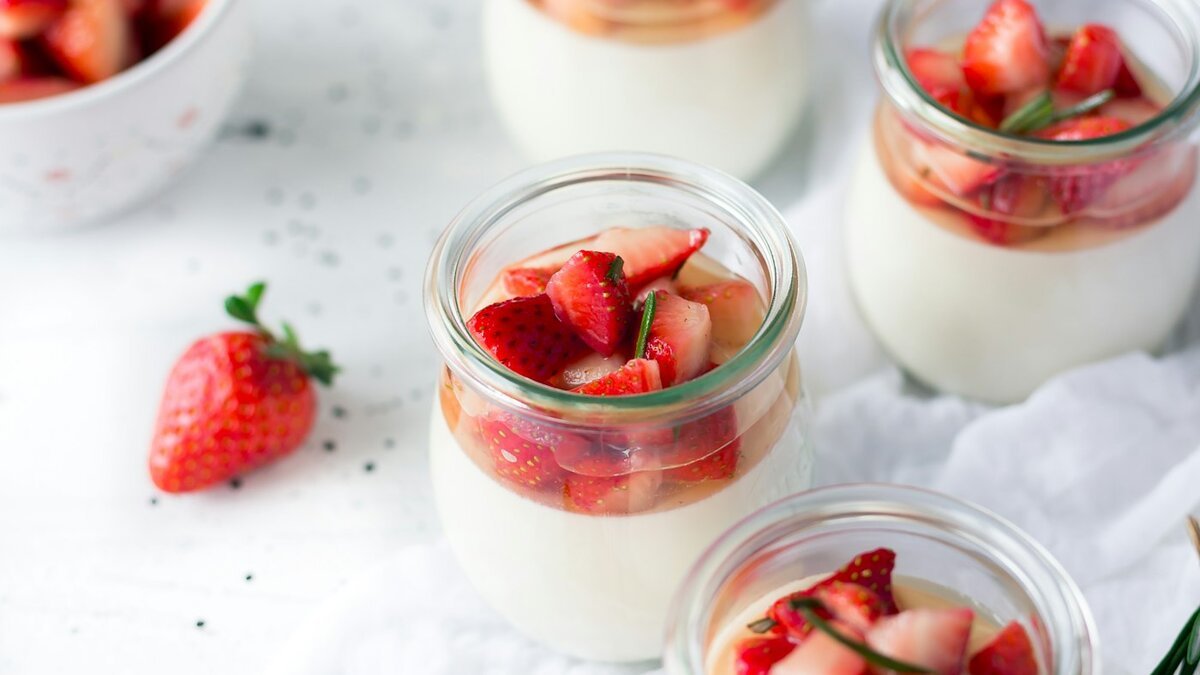 Porción de tarta vegana con frutos rojos lista para servir en celebración